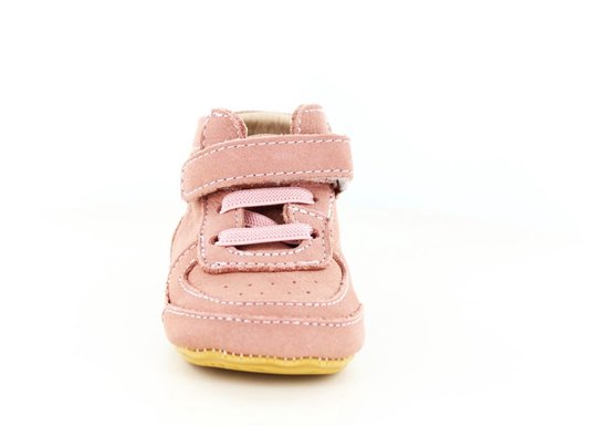 Roze leren sneaker met klittenbandsluiting en veters. Witte stiksels.