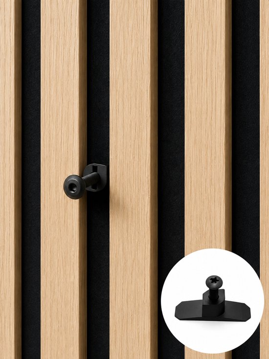 Een zwarte bevestigingsclip met schroef op een houten lamellenwand.