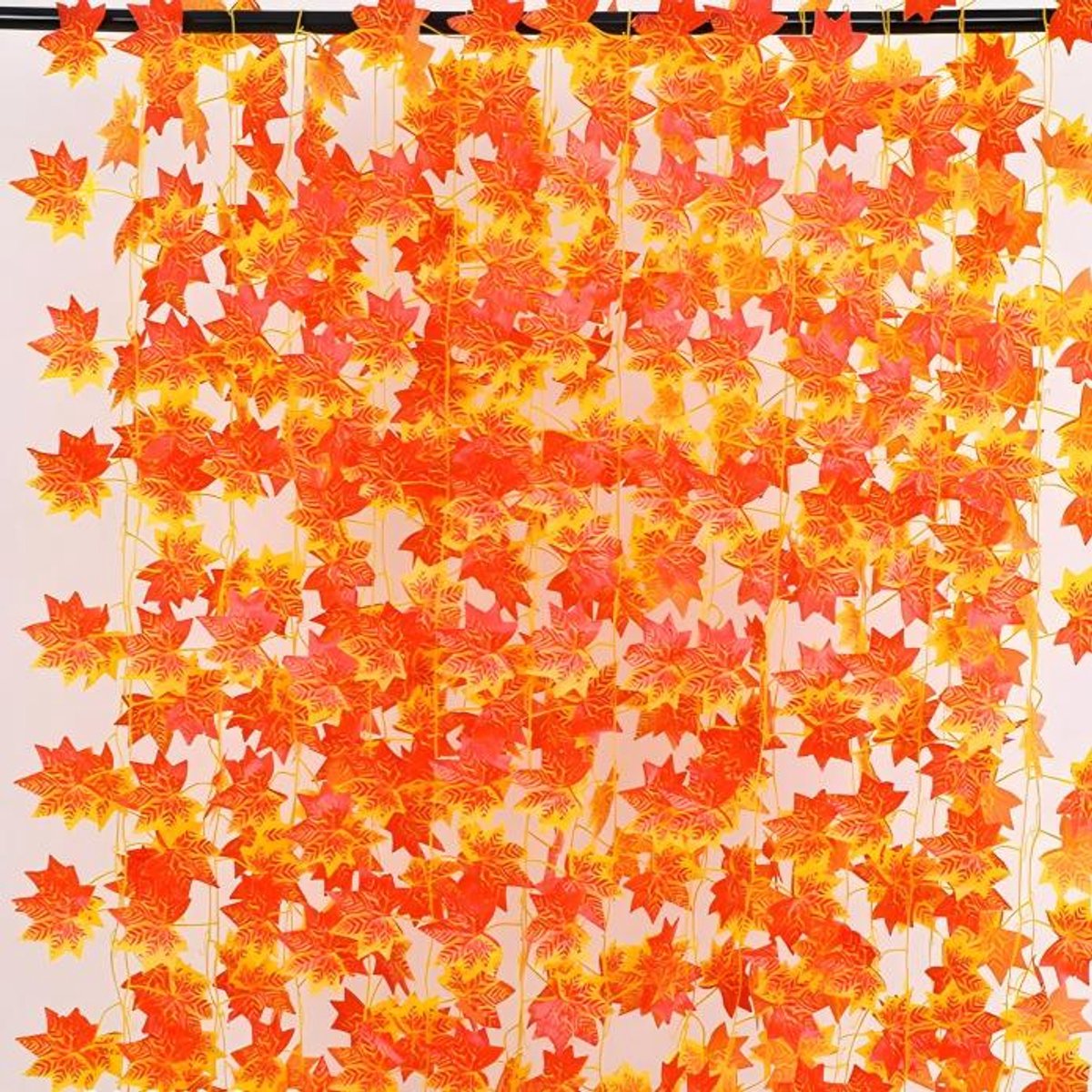 Kunst Esdoorn Slingers – Herfstslinger met Rode Esdoornbladeren – UV-Bestendig – Voor Herfstdecoratie, Halloween & Thanksgiving – Binnen/Buiten – Rood – 2,3 m – 12 Stuks