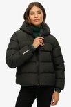 Zwarte Superdry pufferjas met capuchon, met witte tekst op de mouw.