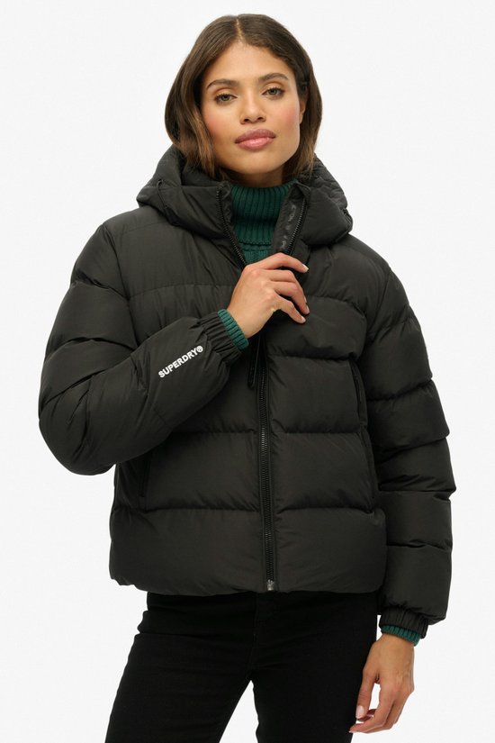 Zwarte Superdry pufferjas met capuchon, met witte tekst op de mouw.