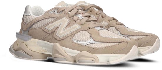 Een paar New Balance 9060 sneakers in driftwood bruin suède en mesh met beige en grijze accenten.