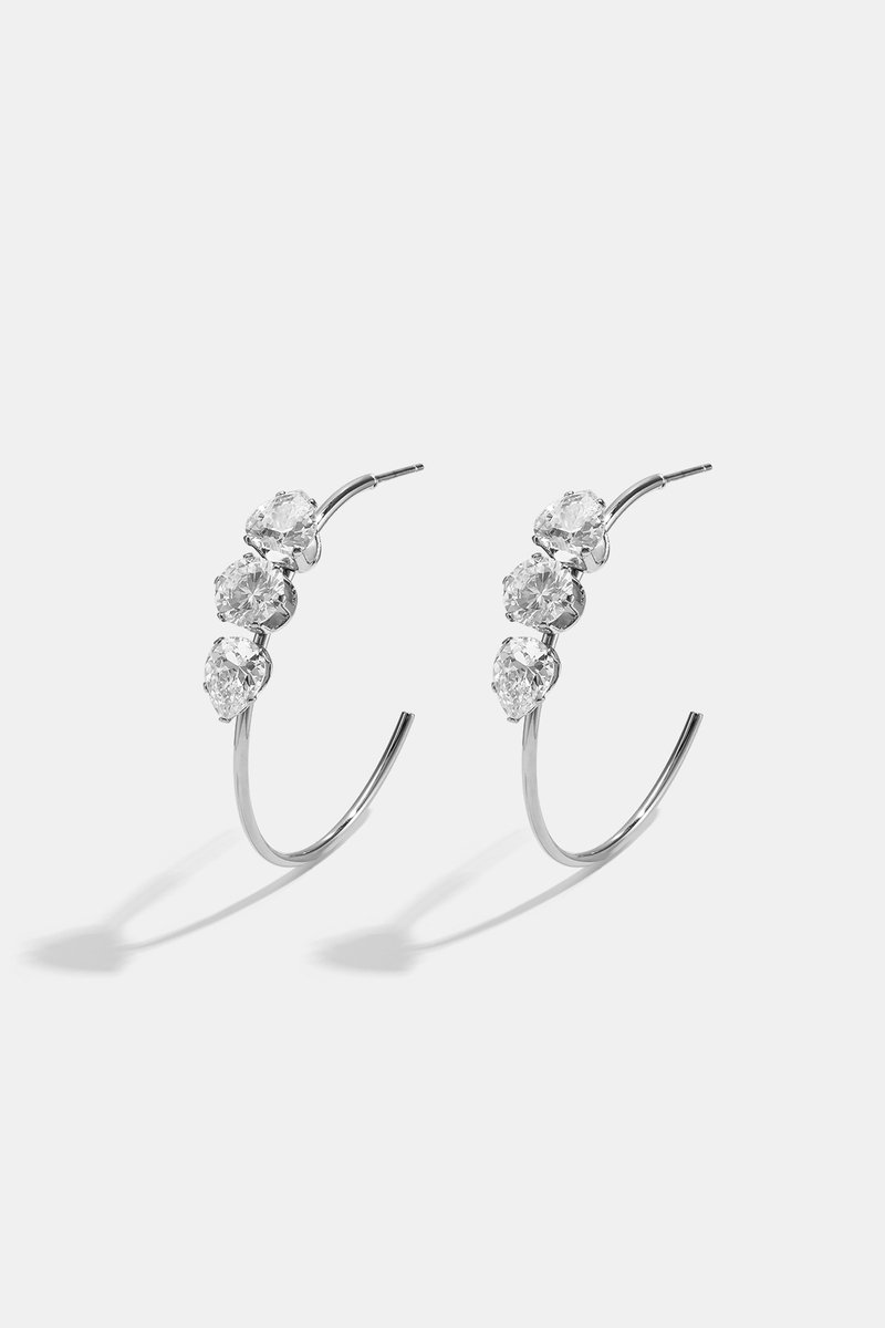 Halve Oorringen - Roestvrij Staal (RVS) - Met Drie Kristalsteentjes & Hartjes - Hoop Earrings - Sieraden Cadeau Vrouw - Zilver