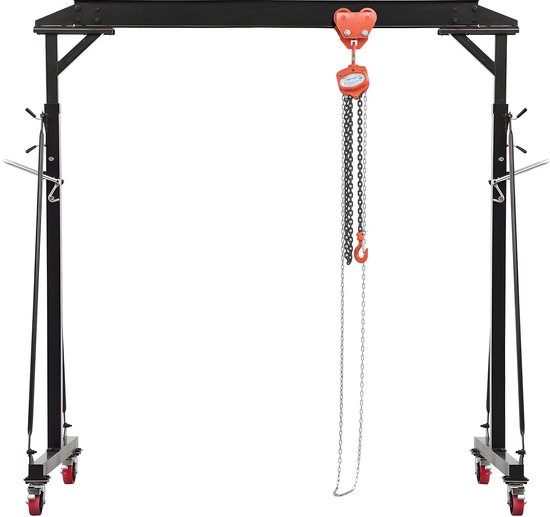 Mobiele portaalkraan met zwarte stalen frame, rode zwenkwielen en een kettingtakel met oranje handgreep.