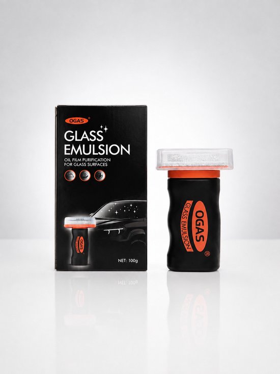Zwarte OGAS glazenreiniger met oranje dop en applicator, naast de verpakking met een auto.