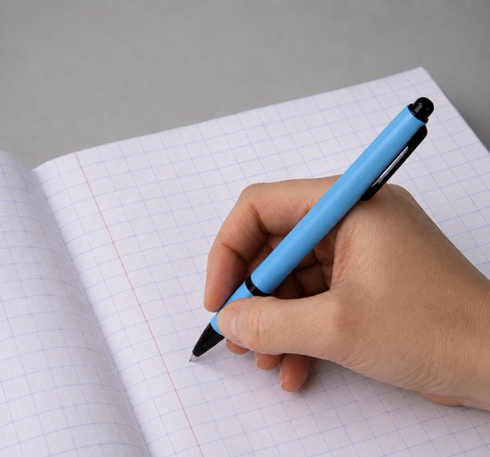 Hand schrijft met een lichtblauwe balpen in een schrift met ruitjes.