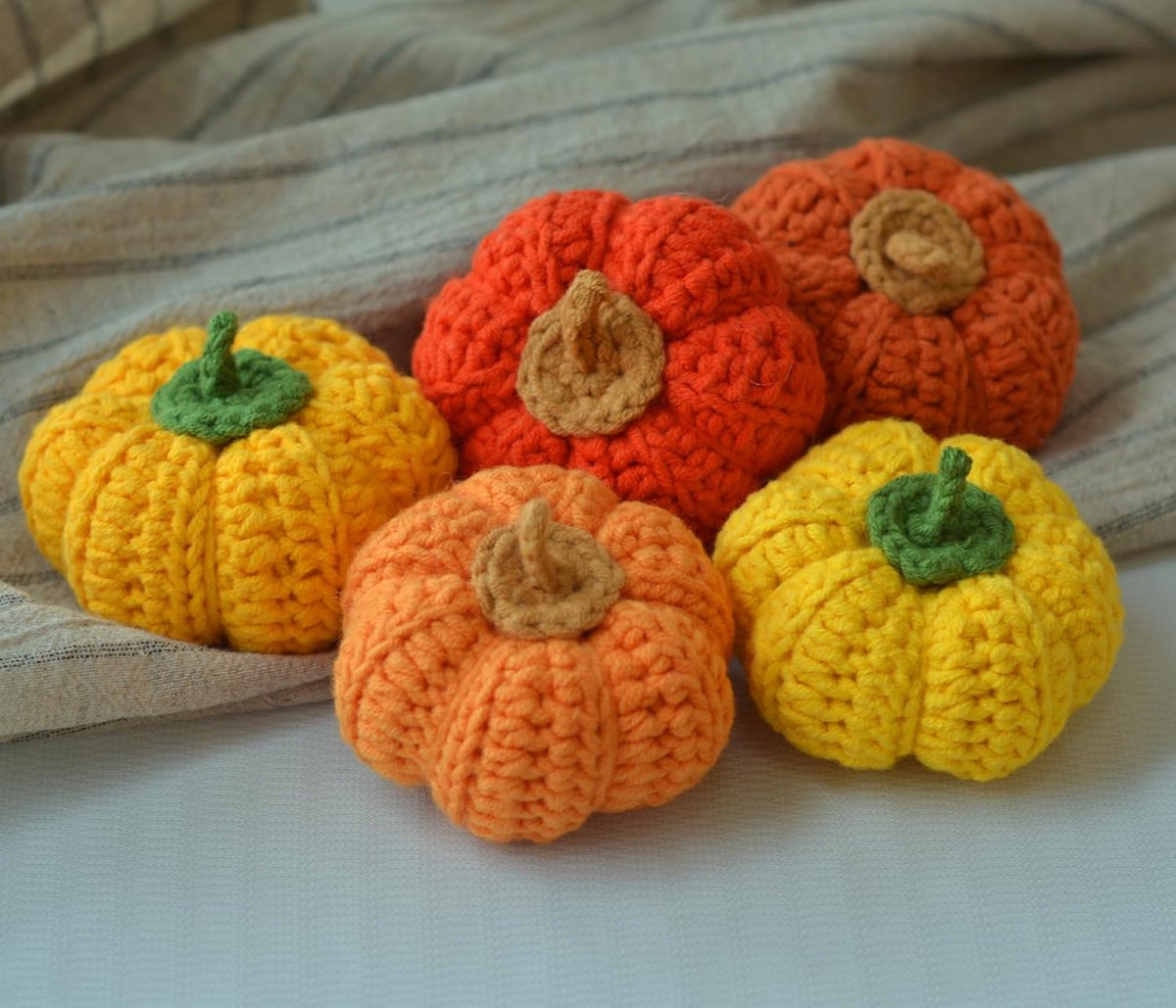 5-delige set met mini-gebreide pompoenen, herfstdecoratie voor boerderijen, decoratieve herfstpompoenen, hartverwarmend cadeau voor vrouwen (kleurrijke pompoenkleur 5)