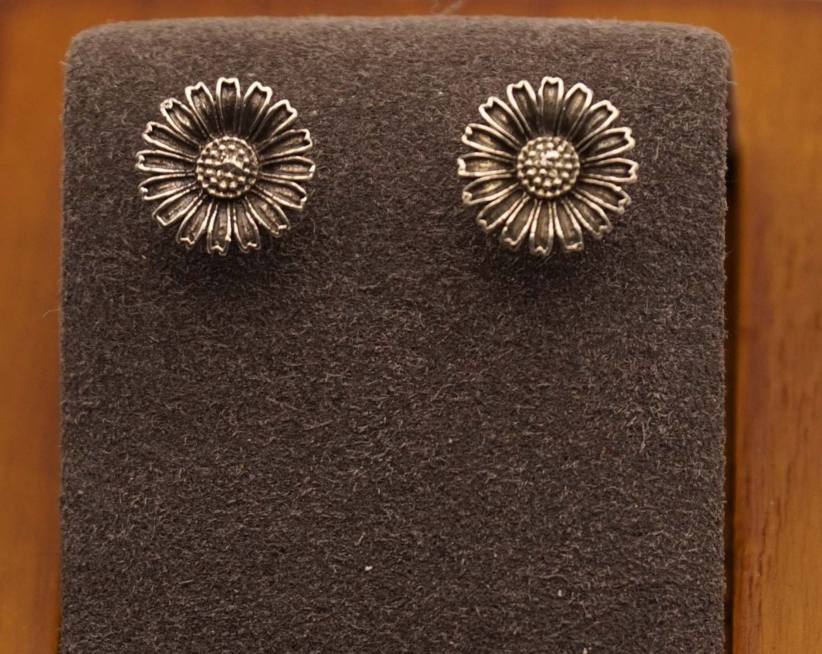 Sterling zilveren oorknoppen zonnebloem - zonnebloemen oorknopjes van zilver - 925 zilveren oorbellen zonnebloemen - bloemen oorbellen - leuke zonnige oorbellen - kleine dames oorbellen - oorbelletjes van een bloemetje