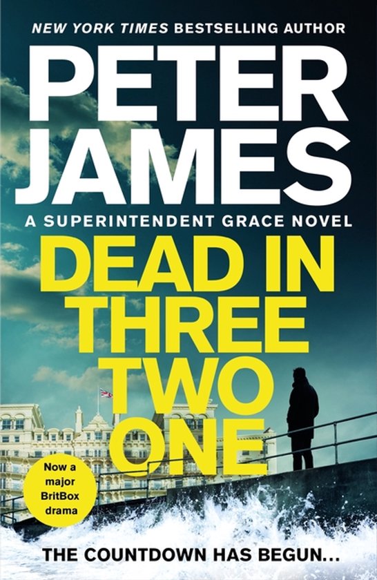 Boekcover 'Dead in Three Two One' van Peter James. Een man staat aan de kust bij een gebouw. De ondertitel is 'The countdown has begun...'.