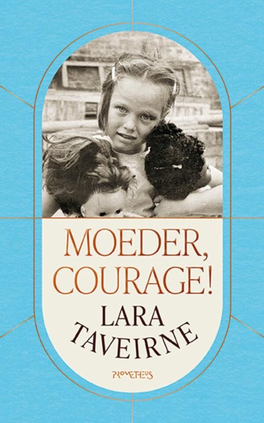 Een meisje met twee poppen, één met blond haar en één met donker haar. De titel "MOEDER, COURAGE! LARA TAVEIRNE PROMETHEUS" staat op de voorkant.
