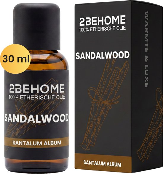 2BEHOME etherische olie Sandalwood in bruin flesje met gele dop, naast een zwarte doos met Sandalwood illustratie.
