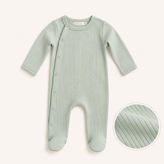Pyjama bébé vert pâle avec pieds, manches longues et boutons-pression. Tissu côtelé.
