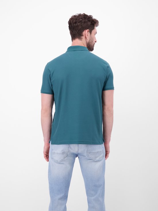 Achterkant van een blauwe polo met donkerblauwe kraag en knopen, model