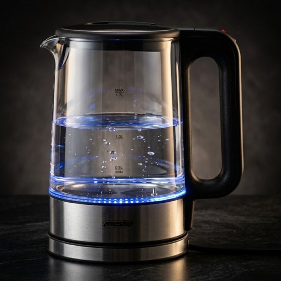 Glazen waterkoker met zwart handvat en RVS voet, blauw verlicht met water.