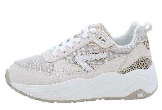 Off-white sneaker met off-white mesh, suède overlays en luipaardprint accenten.