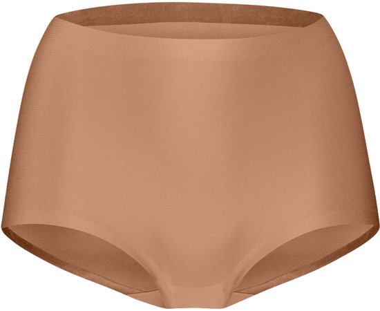 Een hazelnootkleurige, naadloze high-waist slip uit de 'Secrets' collectie van ten Cate. De slip is hooggesloten en heeft een zachte, fluweelachtige afwerking.