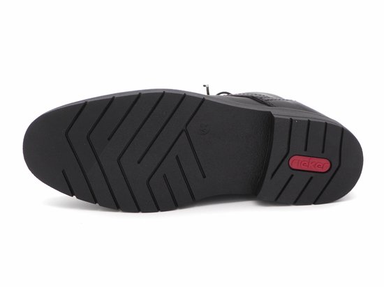 Zolen van zwarte leren veterboots met grof profiel en rode Rieker-inzet.