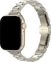 Zilverkleurig metalen horlogebandje met schakels, bevestigd aan een smartwatch met een zwart scherm.