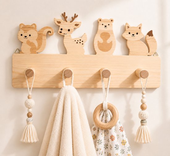 Houten kapstok met 4 haken, versierd met houten figuren van een eekhoorn, hert, beer en vos.
