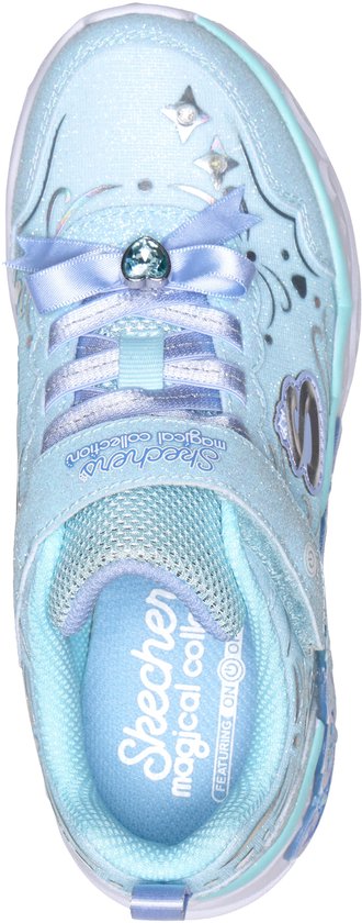 Bovenkant van een lichtblauwe sneaker met strik, hart en lichtjes.