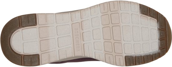Onderkant van een wijnrode sneaker met beige loopzool en grof profiel.