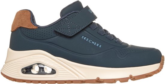 Zijzicht van een donkerblauwe Skechers sneaker met beige zool, bruine accenten en klittenband.
