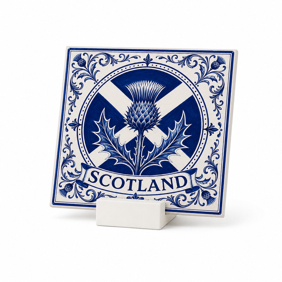 Schotland Decoratieve Keramische Tegel 11x11 cm met houdertje– Schotse Distel Wandtegel – Blauw Wit Heritage Design – Schotland Souvenir Cadeau