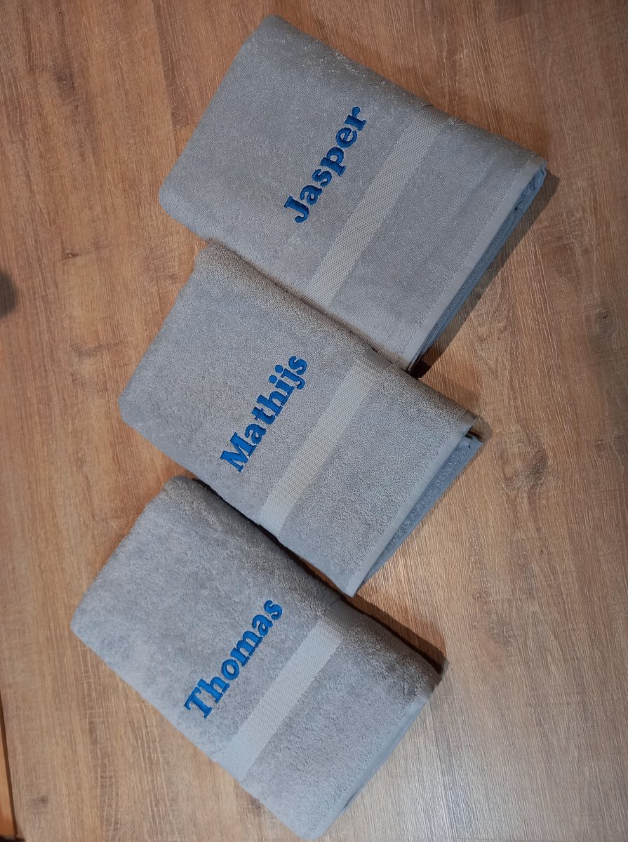 Gepersonaliseerde badhanddoek licht grijs met naam geborduurd