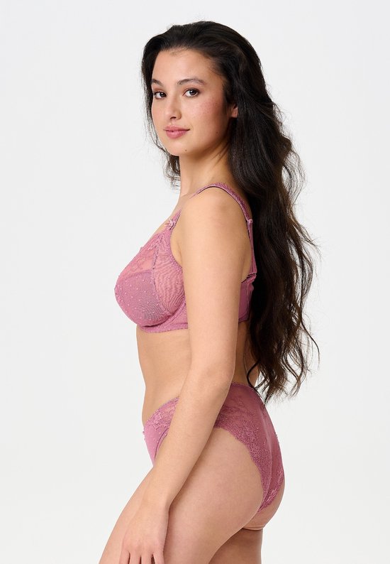 Zijaanzicht van een model in een oudroze LingaDore BH en slip met kanten details en stippenpatroon.