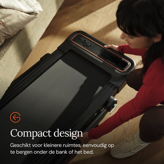 Een jonge vrouw gebruikt de compacte, zwarte loopband onder een bank.