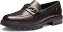Bruine leren loafer met gouden gesp, dikke zool en spitse neus.