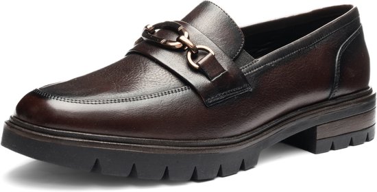 Bruine leren loafer met gouden gesp, dikke zool en spitse neus.