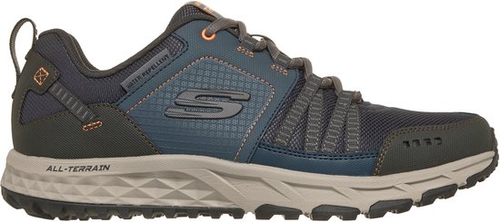 Donkerblauwe herenschoen met oranje accenten, grijs met mesh overlay en de tekst 'ALL-TERRAIN' op de zool.