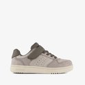 Zijaanzicht van een taupe Skechers sneaker met suède en leren details, klittenbandsluiting en veters.