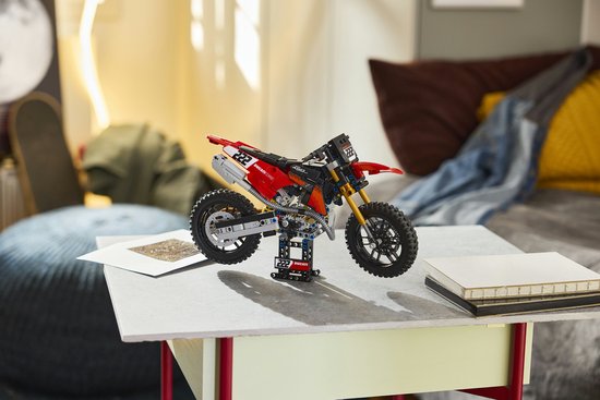 Gemonteerde LEGO Technic Ducati motorfiets op een tafel, met rode en zwarte kleuren en gedetailleerde mechanische onderdelen.