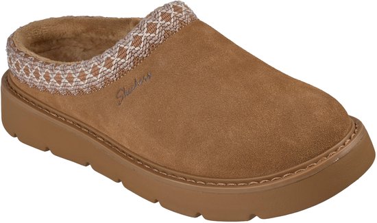 Bruine suède Skechers instapper vanuit een hoek, toont de zachte voering en het Skechers-logo.