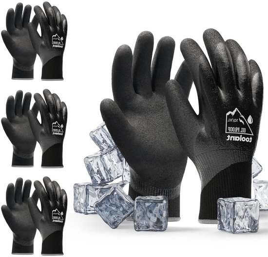 Drie paar zwarte winterwerkhandschoenen bij ijsblokjes, met focus op textuur.