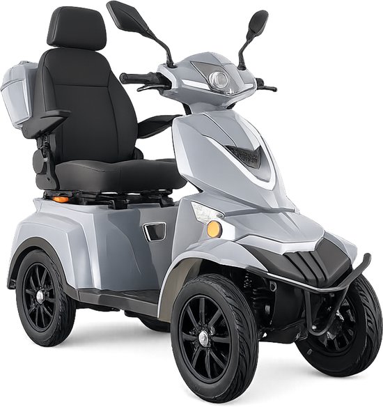 Grijze scootmobiel met vier wielen, een zwarte zitting met armleuningen en een opbergbox achterop.