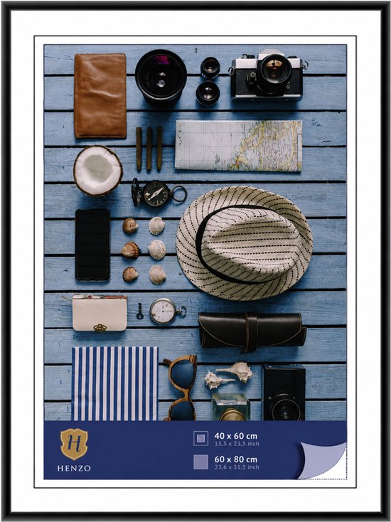 Vlakke lay-out van reisartikelen op blauwe houten achtergrond: camera, hoed, zonnebril, kaart en portemonnee.