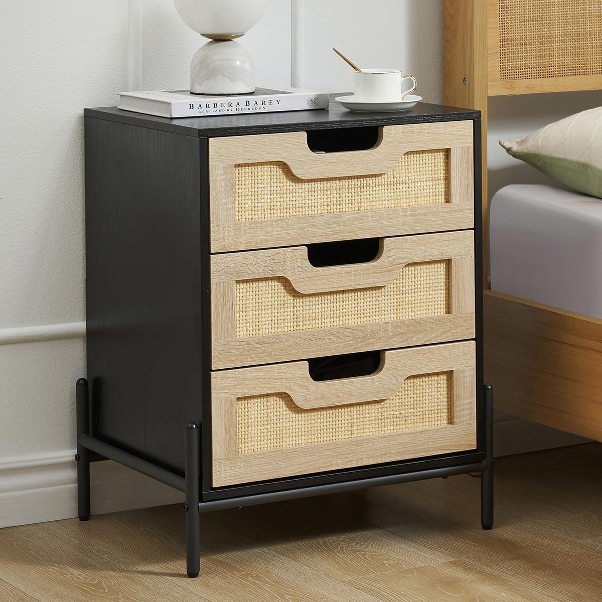 Zwart Rotan Nachtkastje met 3 Laden - Boho Bijzettafel - Modern Bohemien Bedside Table - Slaapkamer & Woonkamer - Zwart & Naturel