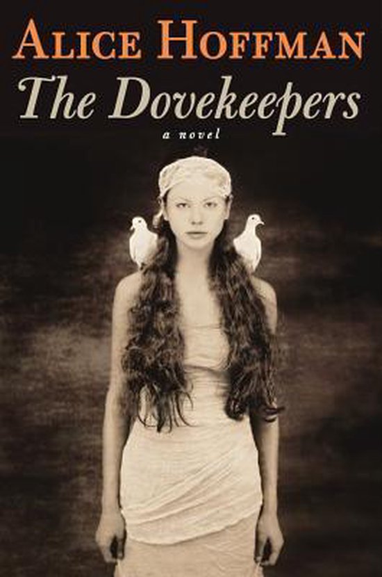 Boek kaft van 'The Dovekeepers' met een vrouw met lang, donker haar en twee witte duiven op haar schouders.
