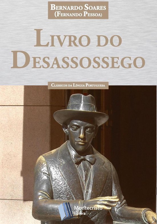 Boek "Livro do Desassossego" van Bernardo Soares (Fernando Pessoa), klassiekers van de Portugese taal, met een beeld van een man in pak en hoed.