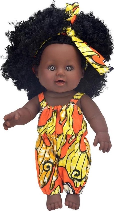 Bruine meisjes pop met krullend zwart haar in een jumpsuit met Afrikaanse  printjes 30... | bol.com
