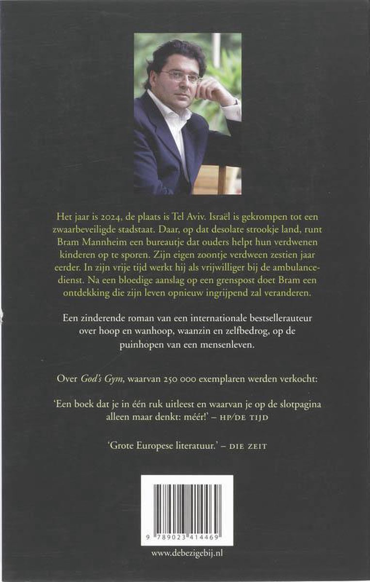 Man in een pak en overhemd, met bril en handen op zijn kin.