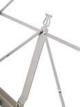 Detail van de zilverkleurige muziekstandaard met harp symbool.