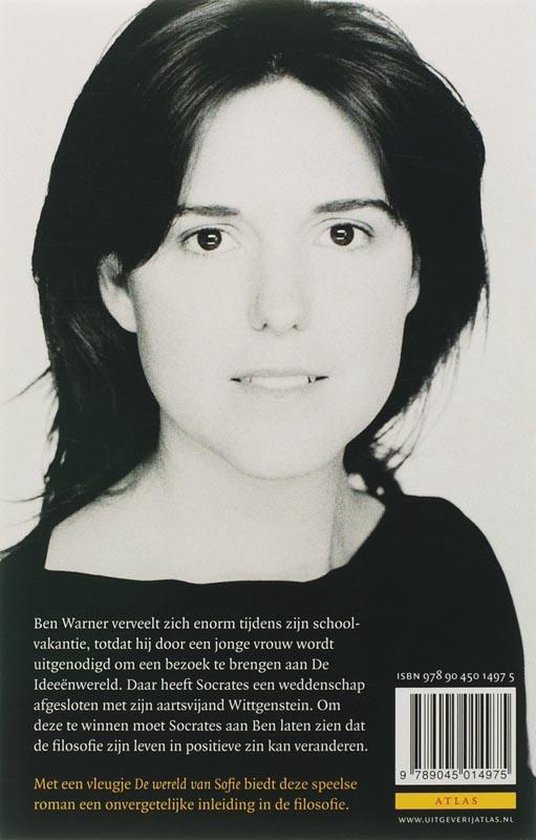 Zwart-wit portret van een jonge vrouw met donker haar, kijkend naar de camera. Tekst onderaan over een boek.