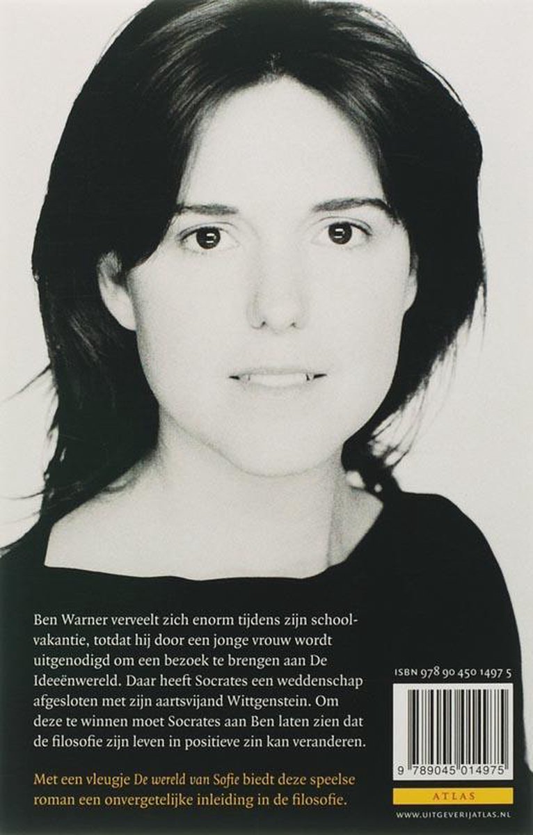Zwart-wit portret van een jonge vrouw met donker haar, kijkend naar de camera. Tekst onderaan over een boek.