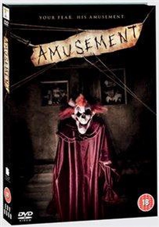 Voorkant van de DVD-hoes met de tekst "AMUSEMENT" boven een enge clown met een rode cape.