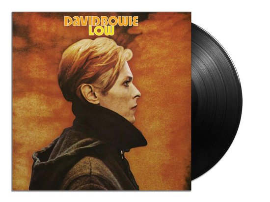 David Bowie 'Low' LP albumhoes met profiel van David Bowie en een zwarte vinylplaat ernaast.