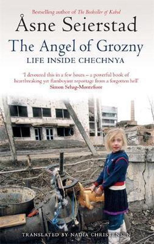 Boekomslag van 'The Angel of Grozny' met een meisje op de voorgrond, gebouwen op de achtergrond.